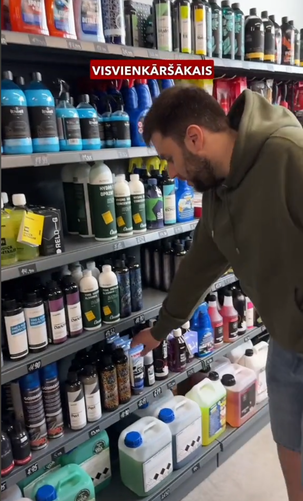 Detail Mania pārstāvis pie produkcijas plaukra